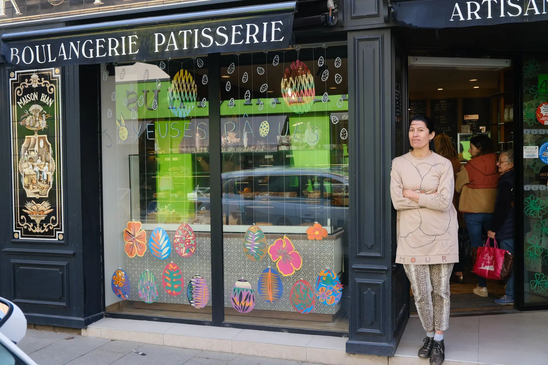 Illustration sur Vitrine Decoration fetes de Paques, boulangerie patisserie maison Bian Le Conquet